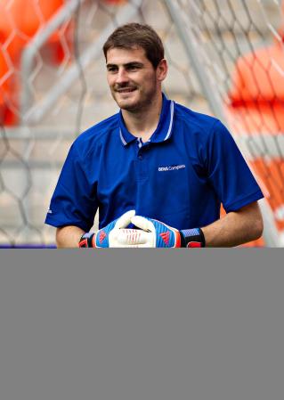 Iker Casillas, también campeón del mundo en 2010 es jugador del Real Madrid y ha incursionado en el modelaje.