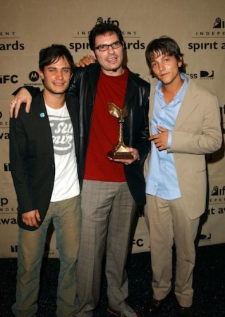 Aquí los vemos con el director Carlos Cuarón, con quien posteriormente filmarían "Rudo y Cursi'. Mientras Gael y Carlos lucen totalmente relajados, Diego, con camisa de vestir, saco y khakis, se ve un poquitito más arreglado.