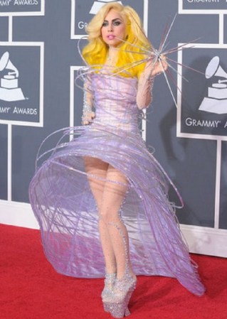 Una de las reinas de la extravagancia es Lady Gaga. Aquí en los Grammy 2010.