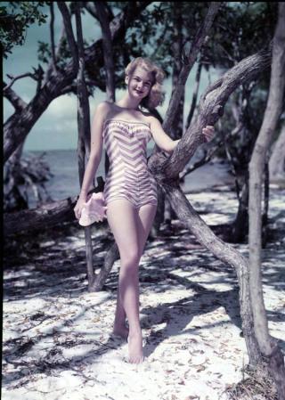 La playa, bella. La vegetación, también bella. La modelo, sin par.