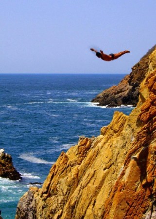 Además de espectaculares puestas de sol y hoteles con categoría de excelencia, Acapulco ofrece un espectáculo de clavados en "La Quebrada", un acantilado de más de 45 metros donde los clavadistas se arrojan hacia al mar.