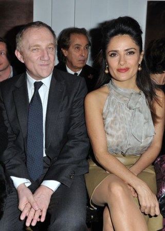 Salma Hayek y su esposo, el empresario francés Francois-Henri Pinault, asisten al desfile de Yves Saint-Laurent durante la Semana de la Moda de París el 5 de marzo de 2012.