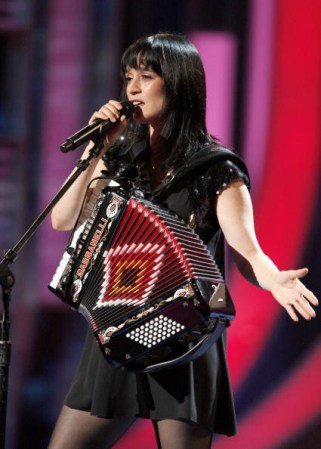 Julieta Venegas se ha distinguido por componer y cantar con su propio y muy particular estilo. Tiene muchos seguidores, toca varios instrumentos y sus temas han formado parte de las bandas sonoras de numerosas películas mexicanas.