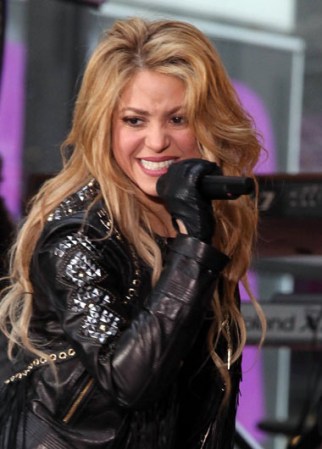 La estrella colombiana retorna por todo alto a los escenarios ante el lanzamiento de su nuevo disco, y tras convertirse en madre. Presentación de Shakira en el show “Today” en la Plaza Rockefeller de Nueva York.