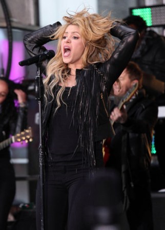 La estrella colombiana retorna por todo alto a los escenarios ante el lanzamiento de su nuevo disco, y tras convertirse en madre. Presentación de Shakira en el show “Today” en la Plaza Rockefeller de Nueva York.