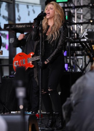 La estrella colombiana retorna por todo alto a los escenarios ante el lanzamiento de su nuevo disco, y tras convertirse en madre. Presentación de Shakira en el show “Today” en la Plaza Rockefeller de Nueva York.