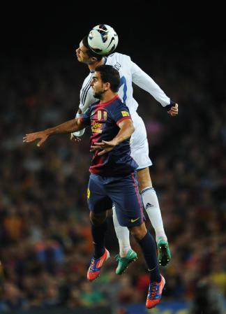 Ronaldo y Martin Montoya van por un balón aéreo.