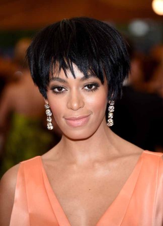 Las imágenes muestran a la hermana de Beyonce propinando patadas y gritos a Jay-Z, mientras la cantante no hace nada por separarlos y se limita a ver la pelea.