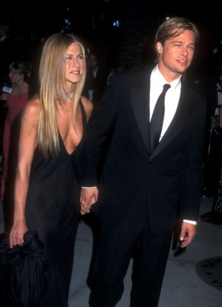 Jennifer Aniston y Brad Pitt, la pareja dorada de Hollywood terminó cuando Pitt engaño a Aniston con Angelina Jolie.