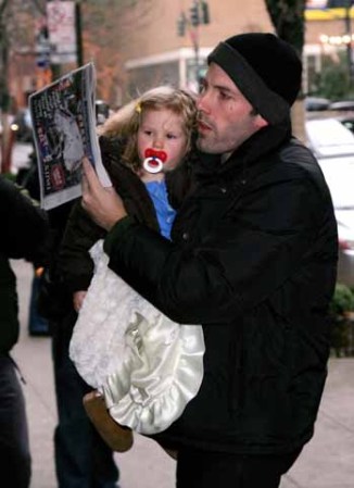 Ben Affleck cargando a su niña Violet mientras lee el periódico este papa puede hacer muchas cosas a la vez
