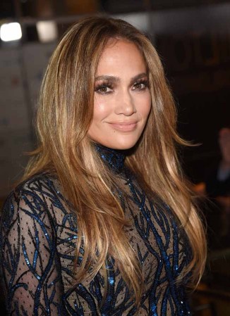 Beso explosivo entre J.Lo y Rita Moreno.