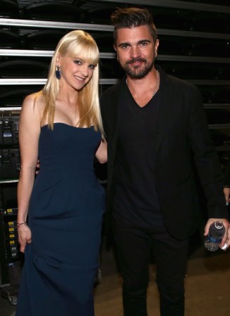 La actriz Anna Faris junto a Juanes