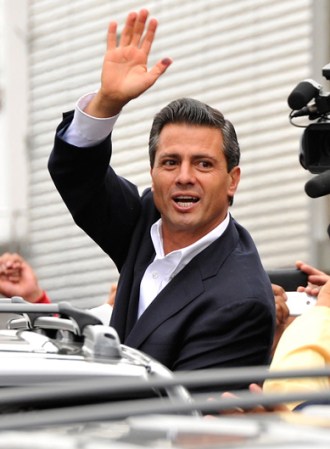 Al irse, Peña Nieto se despidió de los votantes.