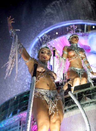 Desfiles de las escuelas de samba del Grupo Especial del Carnaval de Río de Janeiro, el considerado mayor espectáculo del mundo al aire libre, en el Sambódromo de Sampucai.