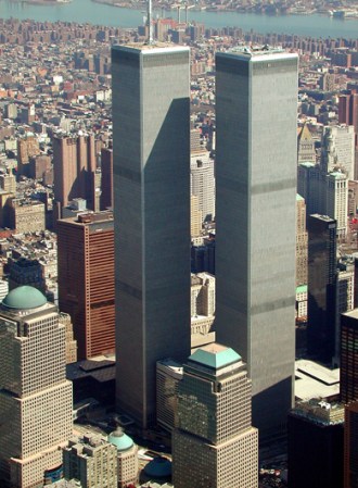 World Trade Center: Una de las bellezas arquitectónicas que no pueden faltar en nuestra lista son Las Torres Gemelas. A pesar de que fueron destruidas en los ataques terroristas del 11 de septiembre, quedarán para siempre en el corazón de todos los neoyorquinos. Su construcción total culminó en 1973, y fueron destruidas en el 2001.