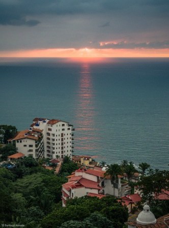 El pueblito de Vallarta conserva su magia, pese al boom de construcciones que ha registrado la zona, una de las preferidas de los jóvenes del occidente de México.