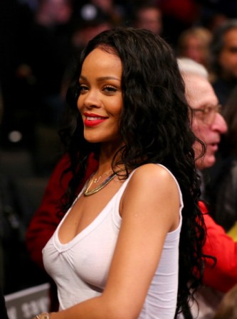 Rhianna en juego de los Brooklyn Nets y Toronto Raptors.