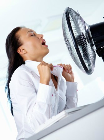 La verdad es que, salvo que vivas en la nieve, andar por la vida con la cabeza húmeda no es peor que salir a trabajar a una oficina con aire acondicionado que sale de ductos que rara vez limpian o colocarte frente al ventilador para refrescarte.