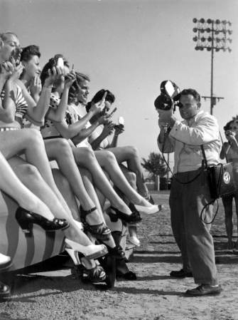 Un fotógrafo documenta el comportamiento de las alumnas de una Escuela de Modales en Al Lang Field, Saint Petersburg (1947)