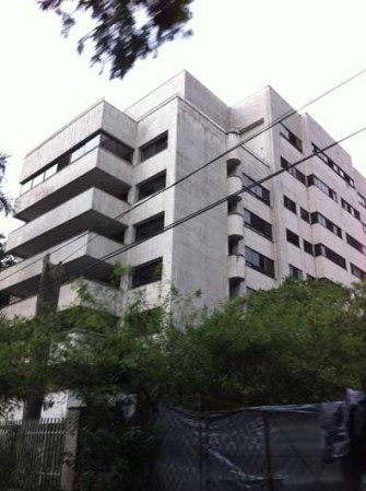 En el garaje, Escobar mantenía su colección de carros antiguos.