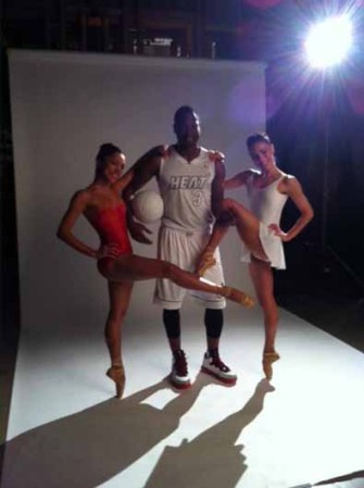 En una colaboración entre arte y deporte, el Miami Heat apoyó al Miami City Ballet con una sesión de fotos para colección que incluyó a los astros Dwyane Wade y Lebron James junto a las bailarinas Jeannete y Patricia Delgado.