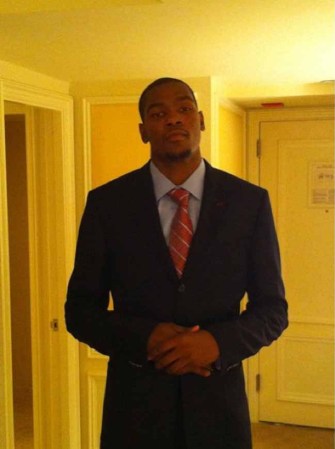 Kevin Durant, de los Thunder de Oklahoma, publicó esta foto en Facebook y compartió que no le gusta andar en chaqueta.