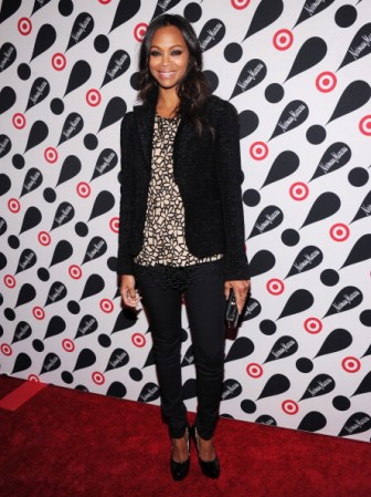 Vístete con skinny jeans o leggings negros, una blusa con estampado animal o geométrico y saco de vestir, tal como lo hizo Zoe Saldana.