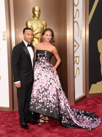 Músico John Legend (izquierda) y modelo Christine Teigen