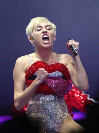 Miley Cyrus, de lo sensual a lo grotesco para encandilar al público.