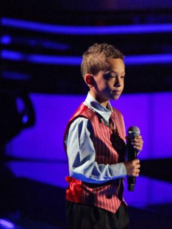 Zeem de 8 años de Puerto Rico interpretó “Mi niña bonita” en un género diferente. Cantó muy seguro, sin embargo los jueces no voltearon sus sillas. Los tres coaches lo invitaron para que se presente el próximo año ¡Te esperamos Zeem!