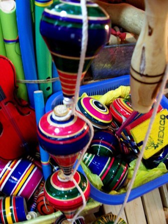 Trompos en madera, juguete mexicano por tradición cada vez más olvidado por las nuevas generaciones.