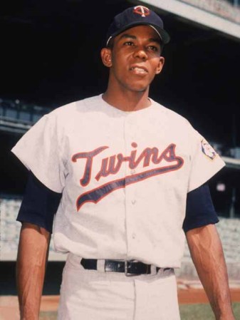 El pinareño Tony Oliva obtuvo el liderato de bateo y ganó el premio al Novato del Año en su temporada de debut con los Mellizos de Minnesota en 1964.