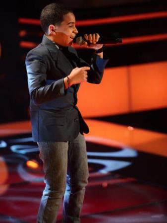 Geoffrey es dominicano pero vive en New Jersey. Tiene12 años y cantó 'Bachata en Fukuoka', logrando enamorar a todos los coaches con su voz. Él escogió unirse al team de su compatriota dominicano Prince Royce.