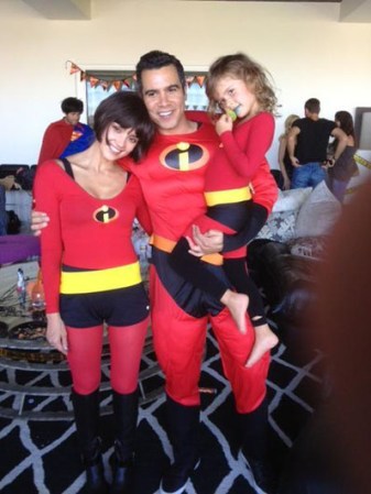 La actriz Jessica Alba, su esposo Cash Warren y su hija Honor se visten de la familia de superhéroes “The Incredibles”.