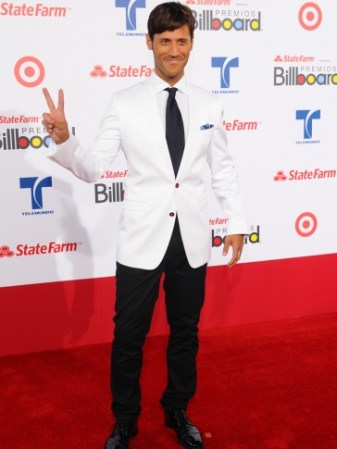 Quique Usales<br /><br />Una de las combinaciones del 2012, contraste de blanco más negro para el fashionista de Telemundo, quien posó elegantísimo y muy trendy en la alfombra roja.