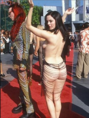 Pero la extravagancia y el deseo de llamar la atención no es algo novedoso en el mundo de la farándula. Ya en 1998 Rose McGowan se presentó así en los Video Music Awards.