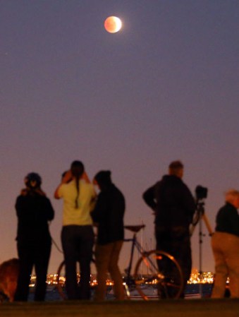 El continente americano pudo ver un eclipse total de la Luna, que duró unos 78 minutos y fue retransmitido en directo por la NASA en conexión con el Marshall Space Flight Center de Alabama (EEUU).