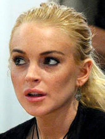 19 DE SEPTIEMBRE, 2012: Una corte neoyorquina absolvió a Lohan de cargos por golpear a un hombre con su auto e irse de la escena de accidente (hit and run) en Nueva York.