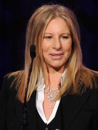 Barbra Streisand no podía faltar en esta lista. Durante décadas ha emocionado al mundo con su voz y sus actuaciones en películas memorables. Su nariz suculenta es todo un sello personal.