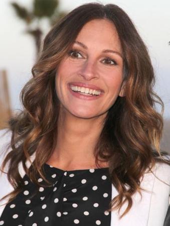 Julia Roberts posee una sonrisa que hace desaparecer el resto de su rostro. De esa manera, su afilada, estrecha y larga nariz queda en un segundo plano.
