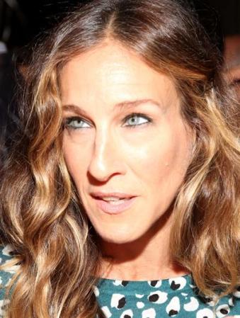 Sarah Jessica Parker. Esta diva, experta en moda y obsesionada con su imagen personal, nació con una nariz demasiado prominente. Si bien ha intentado corregirlo, o moderarlo, pasando por el quirófano, se advierte a simple vista su defecto.