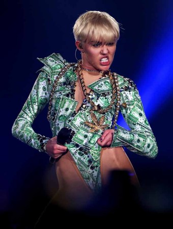 Miley Cyrus, de lo sensual a lo grotesco para encandilar al público.