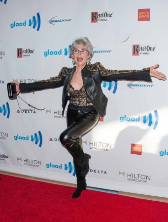 Beso explosivo entre J.Lo y Rita Moreno.