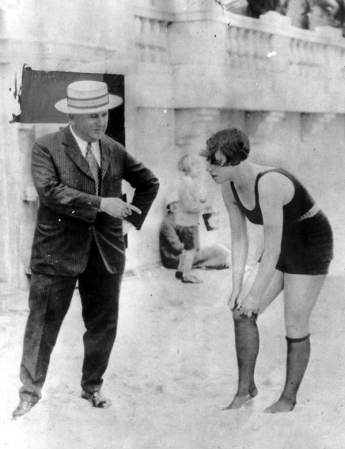 Cómo cambian los tiempos. En esta imagen un detective de la policía de Miami Beach le pide a una bañista que no muestre tanta carne.