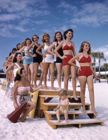 El sol deslumbra, y estas mujeres también.