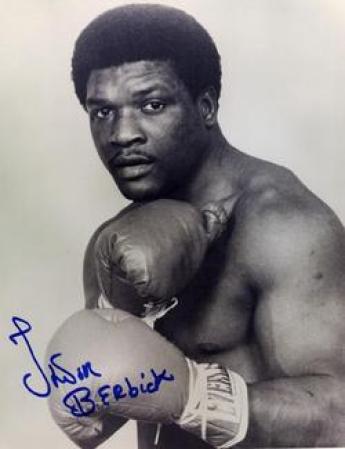 El boxeador y campeón mundial de los pesos pesado Trevor Berbick fue asesinado por su sobrino el 28 de octubre del 2008 a causa de una disputa de bienes raíces.