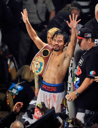 Pacquiao (56-5-2) persiguió y castigó a Bradley, que estaba invicto hasta ese momento, en el cuadrilátero del MGM Grand Garden, durante una actuación agresiva que evocó el recuerdo del "Pacman" en su mejor momento.