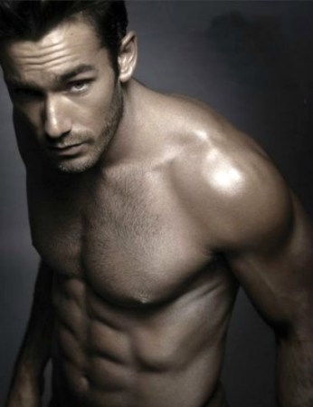 Aarón Díaz es Santiago Cano, en “Santa Diabla”.