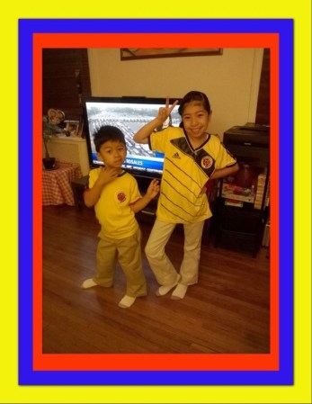 Viva Colombia♪ Mis pollitos se fueron al colegio con sus camisas de la selección! Estoy esperando al partido de Japón vs Colombia con mucha emoción!! Yo soy de Japón, mi marido es de Colombia:)