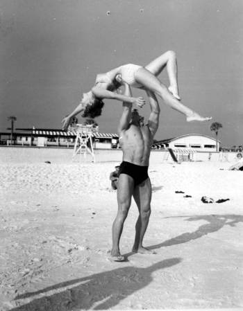 La bella y el forzudo. Panama City Beach, Florida, 1947